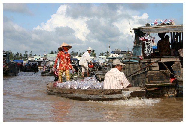 Saliling in the floating market
