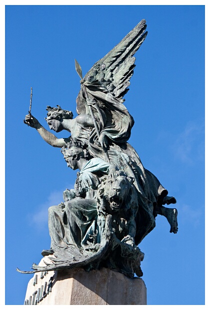 Monumento de la Plaza de la Virgen Blanca