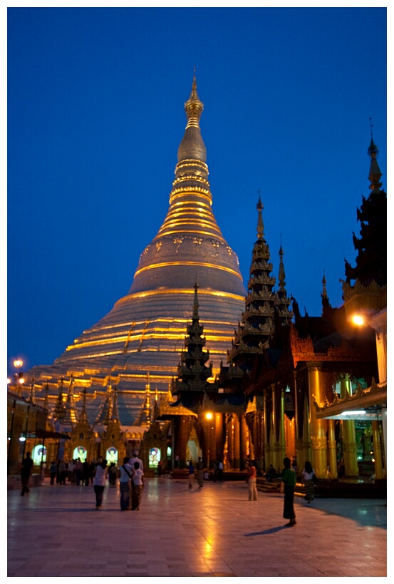 Shwedagon Paya Iluminated