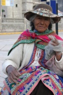 Anciana hilando