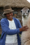 Mujer y alpaca sonriendo