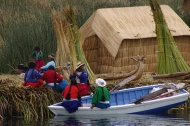 Mujeres de las islas flotantes de los Uros